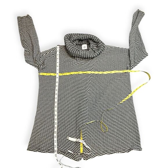 CABI Women’s Black White Split Stripe Fergie Turtleneck Sweater Size Medium Styl - Picture 6 of 6